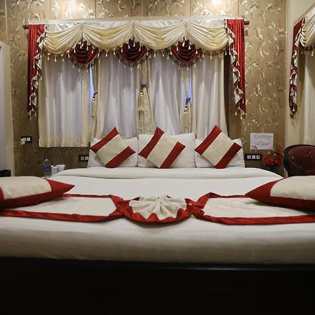 The Ranikhet Continental Hotel Exterior foto