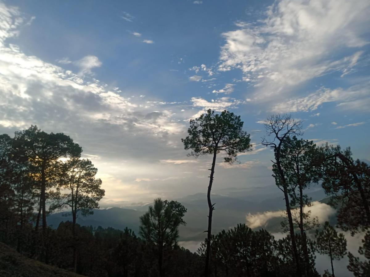 The Ranikhet Continental Hotel Exterior foto
