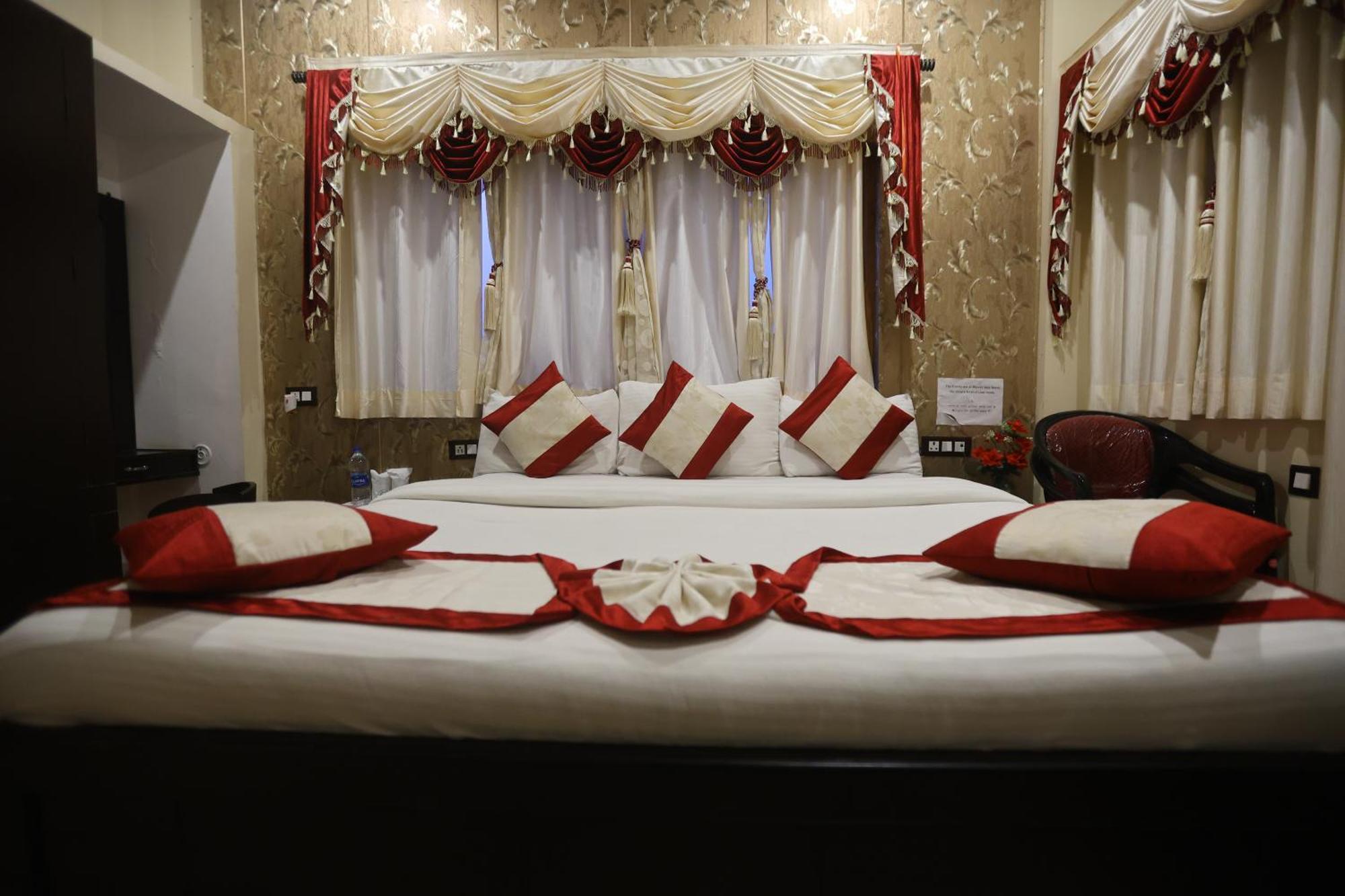 The Ranikhet Continental Hotel Exterior foto