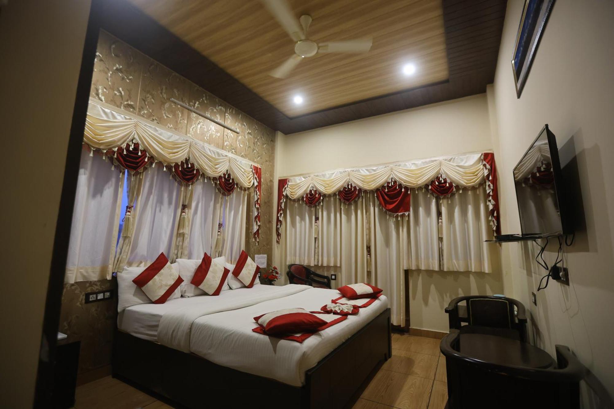 The Ranikhet Continental Hotel Exterior foto