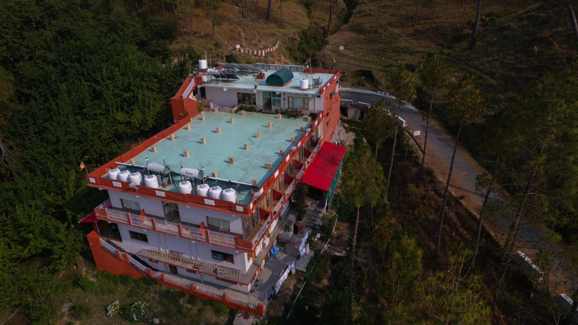 The Ranikhet Continental Hotel Exterior foto