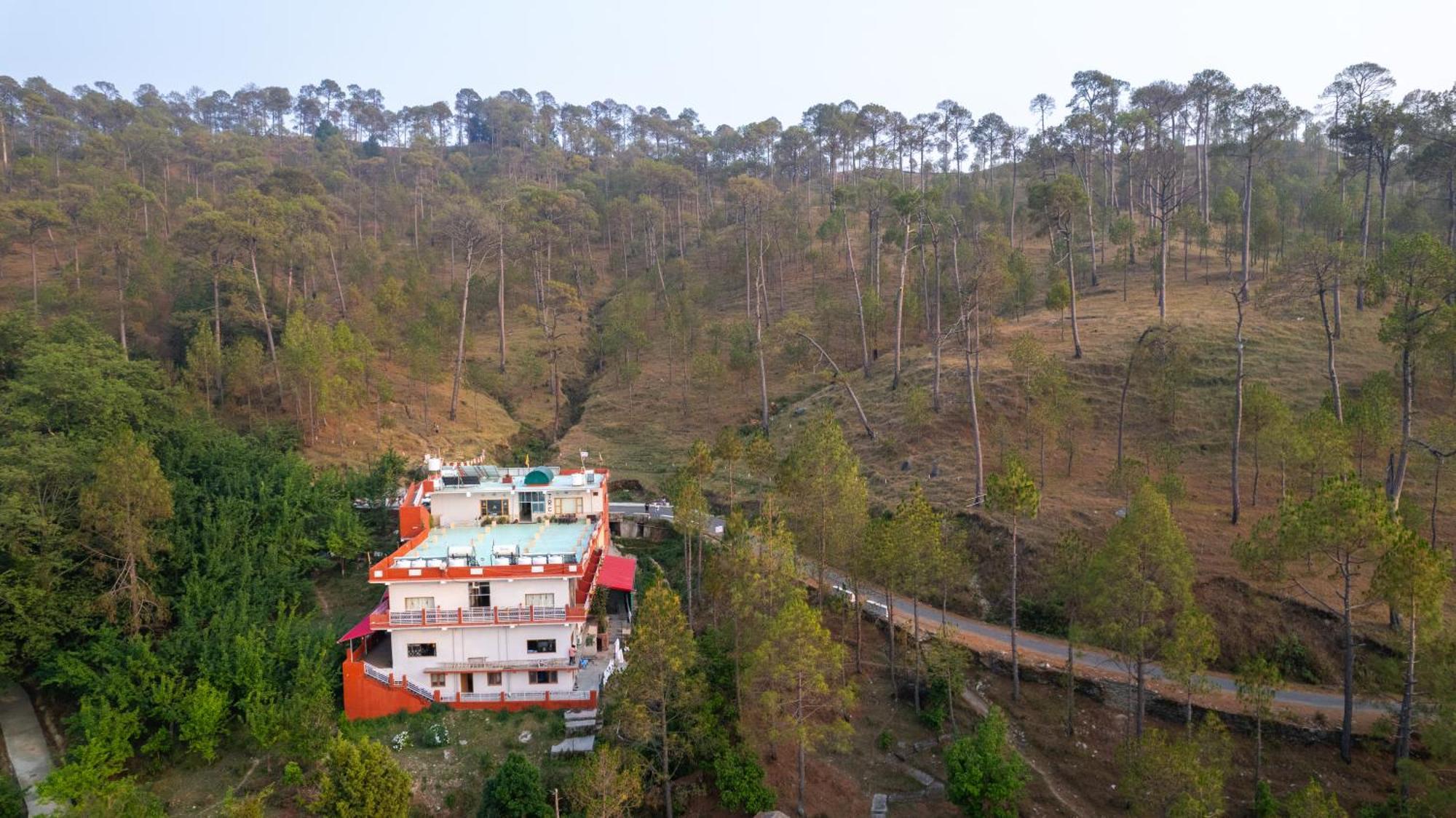 The Ranikhet Continental Hotel Exterior foto