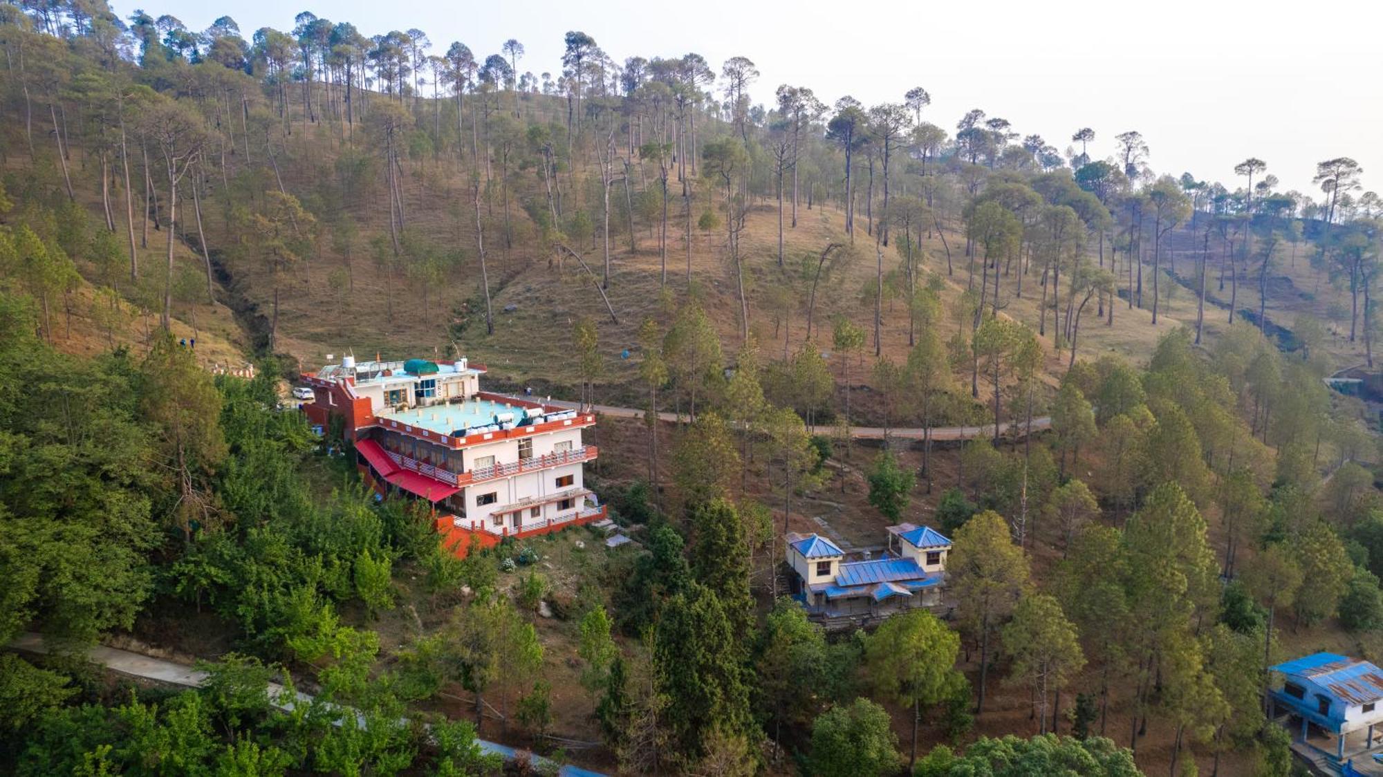 The Ranikhet Continental Hotel Exterior foto