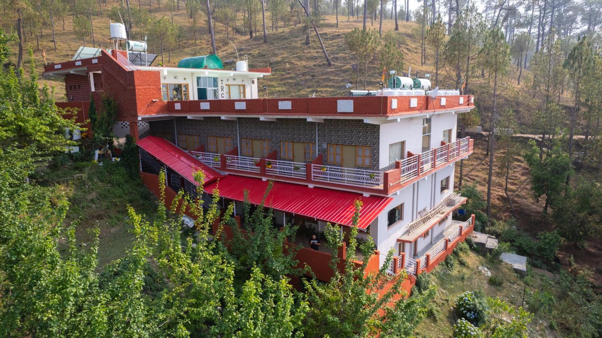 The Ranikhet Continental Hotel Exterior foto