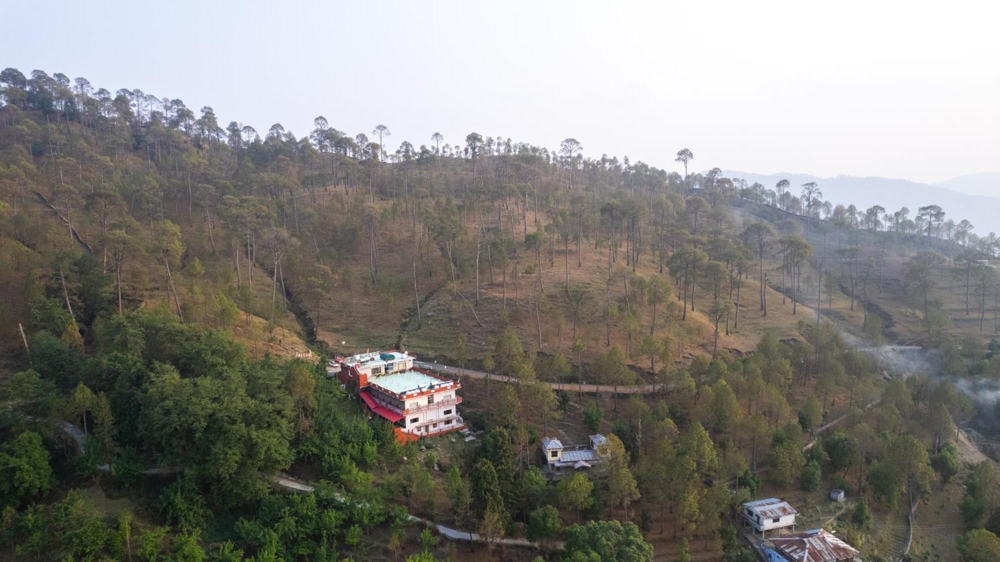 The Ranikhet Continental Hotel Exterior foto